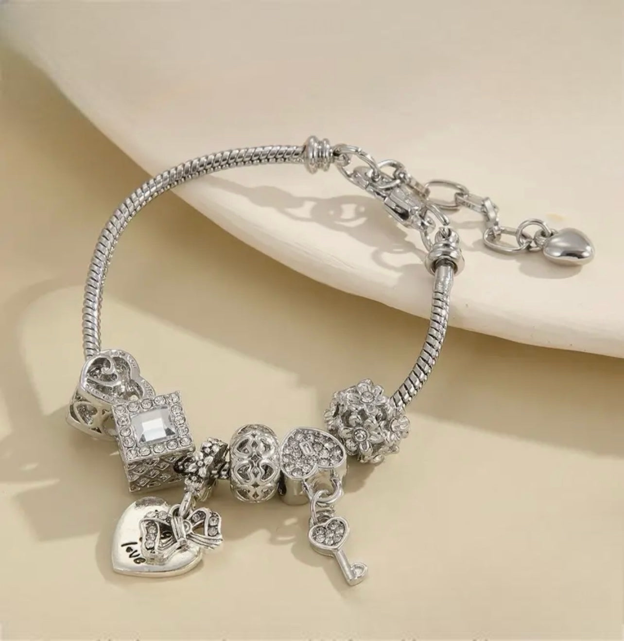 Fashionable Silvery Hearts Pendant Bracelet